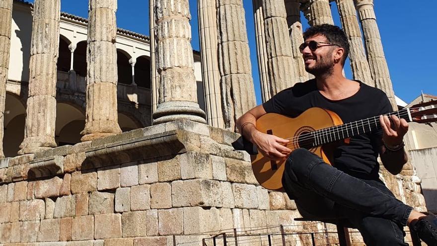 Antoñito Molina cantando y tocando la guitarra en el Templo de Diana, en Mérida.