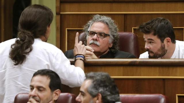 Pablo Iglesias habla con Joan Tardà y Gabriel Rufián, en el Congreso.