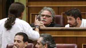 El líder de Podemos, Pablo Iglesias, habla con los republicanos Joan Tardà y Gabriel Rufián, en el Congreso.