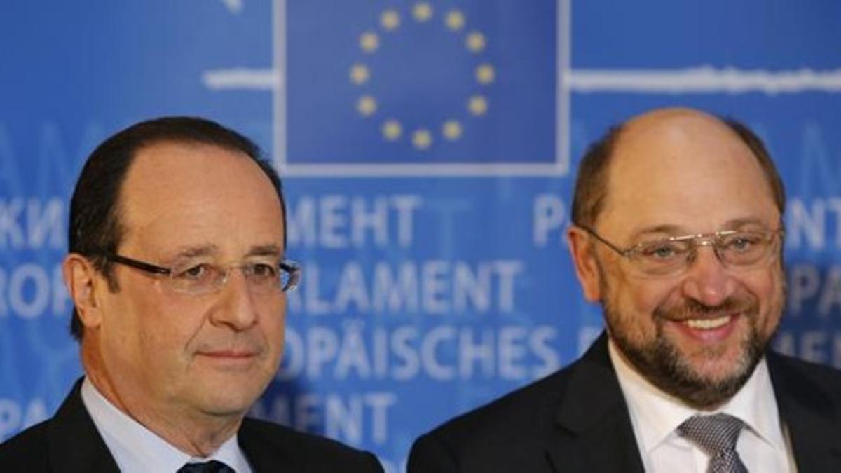 Hollande posa junto al presidente del Parlamento Europeo, Martin Schulz, este martes en Estrasburgo.