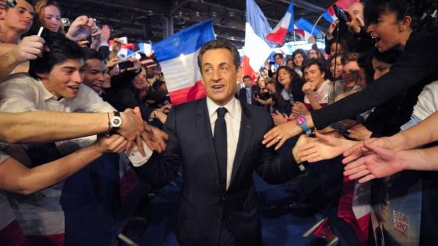 Sarkozy saluda a sus jóvenes seguidores en el mitin del domingo.