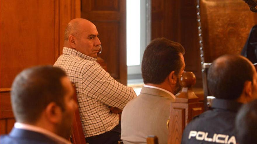 El autor confeso, durante el juicio en una de las salas de la Audiencia Provincial de Pontevedra. // G. Santos