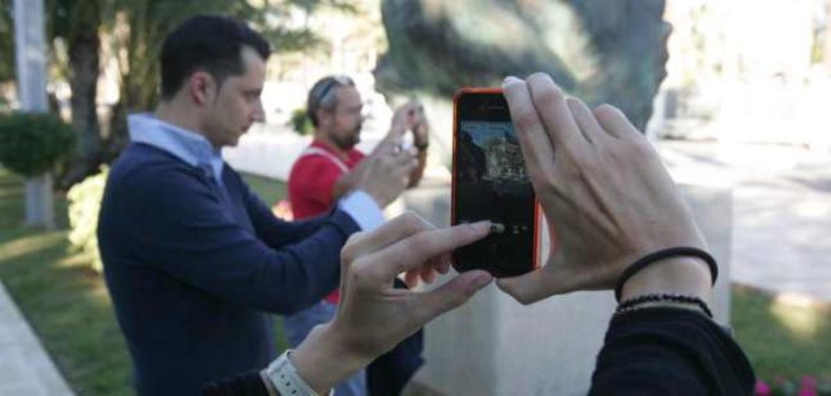 Participantes paseando por Elche mientras fotografiaban detalles y los compartían en sus redes.