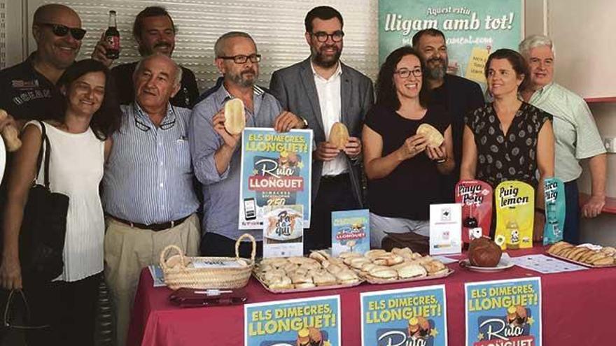 En el centro, el alcalde con el portavoz de los panaderos, Pep Magraner, y la regidora Joana Adrover.