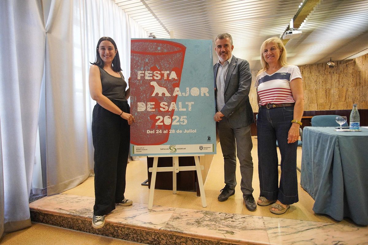L'autora del cartell, Laial Lladó, amb l'alcalde de Salt, Jordi Viñas, i la regidora de festes, Margarida Gallardo.