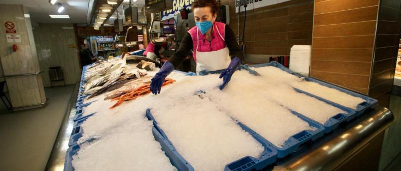 Escasez de género en una pescadería del mercado murciano de Vistabella, hace unos días.  Juan Carlos Caval