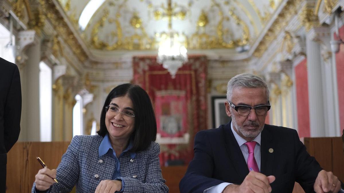 Carolina Darias y Lluis Serra Majem durante la firma del convenio en las Casas Consistoriales.