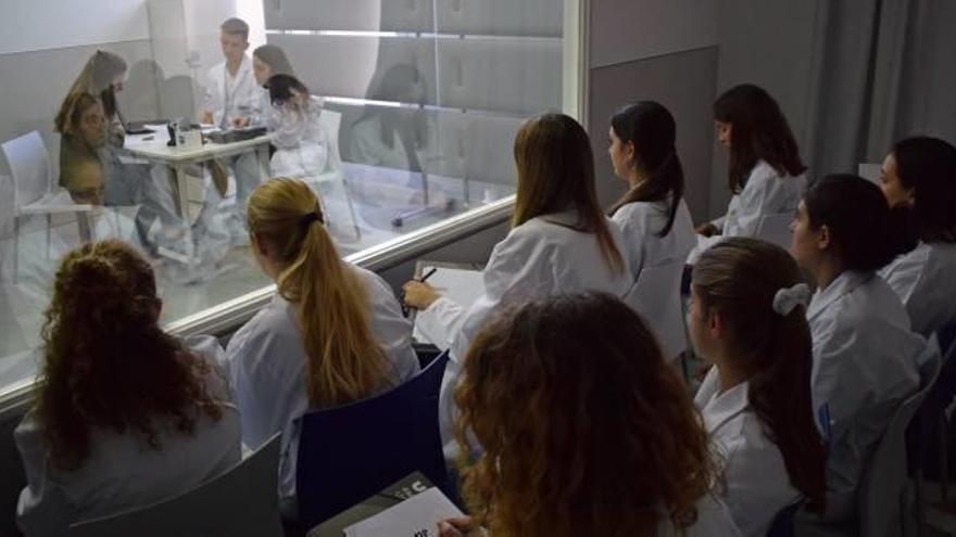 Estudiants de Medicina de la UVic-UCC al centre de simulació de la FUB
