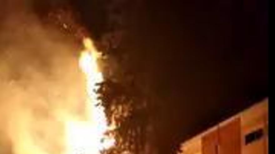 El colegio Antonio Delgado Dorrego de  Sangonera La Verde, en llamas