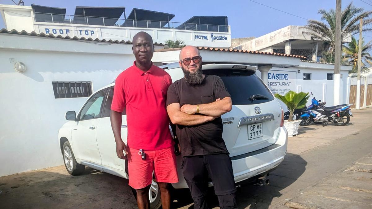 Salvador Roig junto a su asistente, el beninés Adda Rodrigue, al llegar a Lomé (Togo).