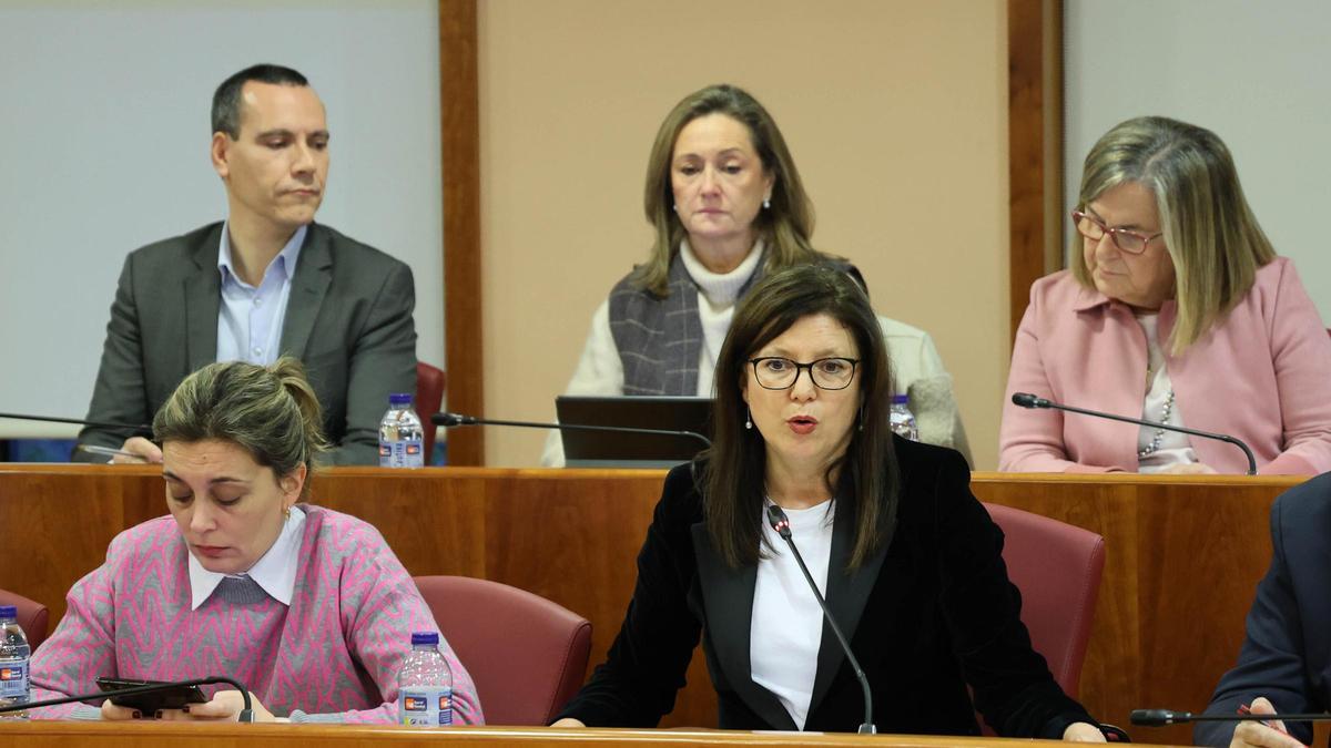 La concelleira de Urbanismo, María Xosé Caride, durante un pleno.