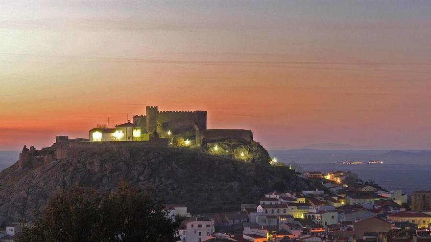 Música en directo y vistas únicas: así sonará el verano bajo el castillo de Montánchez
