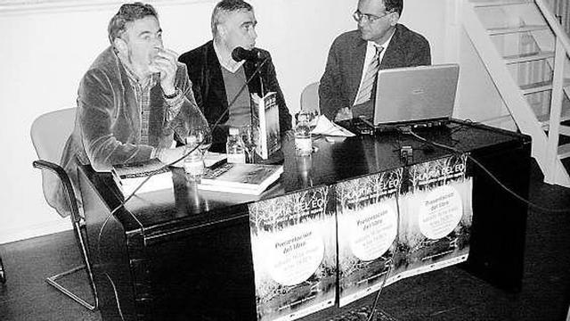 Por la izquierda, Juan Antolín, José Ángel Pérez y José María F. Díaz-Formentí, en la Casa de Cultura de Castropol.