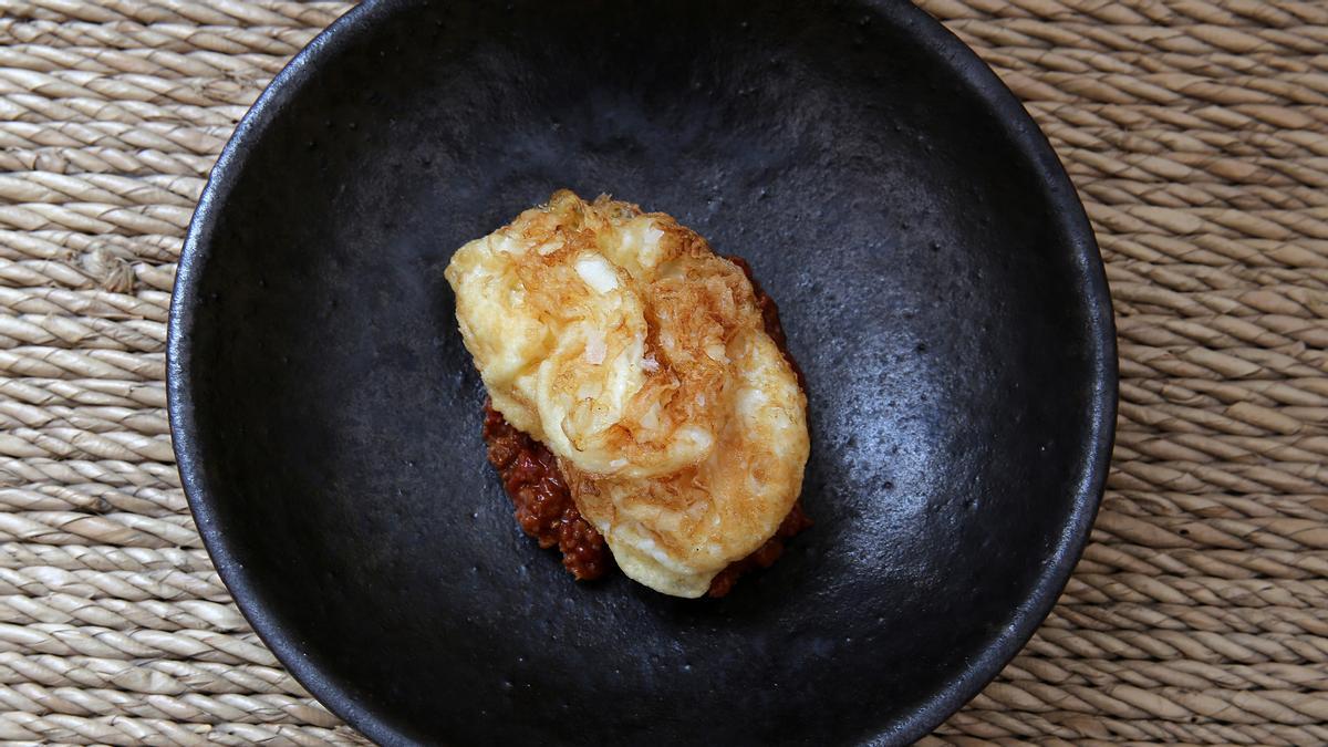 El huevo abuñuelado con sofrito de Adobo.