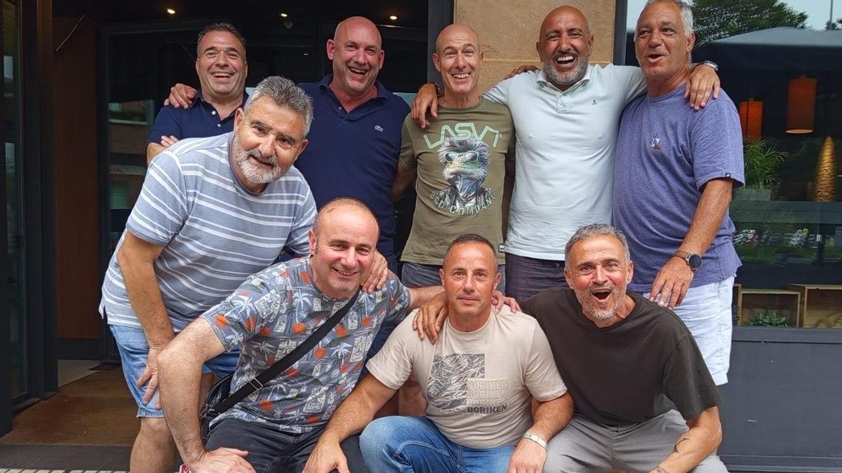 Por la izquierda, de pie, Juan Carlos Sampedro, Jorge Menéndez, Vit Sampedro, Abelardo Fernández y Roberto Cuñarro. Agachados, José María Fernández de Brito, Alberto Alonso, Eugenio Alonso, y Luis Enrique Martínez, ante la entrada al restaruante El Medio Lleno, en Gijón. En el detalle, por la izquierda, Abelardo, Brito y Luis Enrique.
