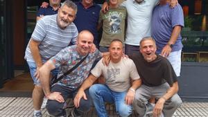 Por la izquierda, de pie, Juan Carlos Sampedro, Jorge Menéndez, Vit Sampedro, Abelardo Fernández y Roberto Cuñarro. Agachados, José María Fernández de Brito, Alberto Alonso, Eugenio Alonso, y Luis Enrique Martínez, ante la entrada al restaruante El Medio Lleno, en Gijón. En el detalle, por la izquierda, Abelardo, Brito y Luis Enrique.