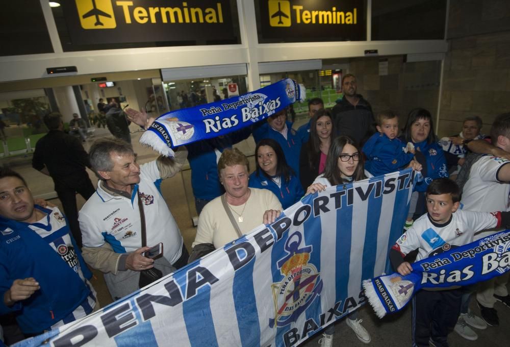 Aficionados reciben en Alvedro al Dépor tras sella