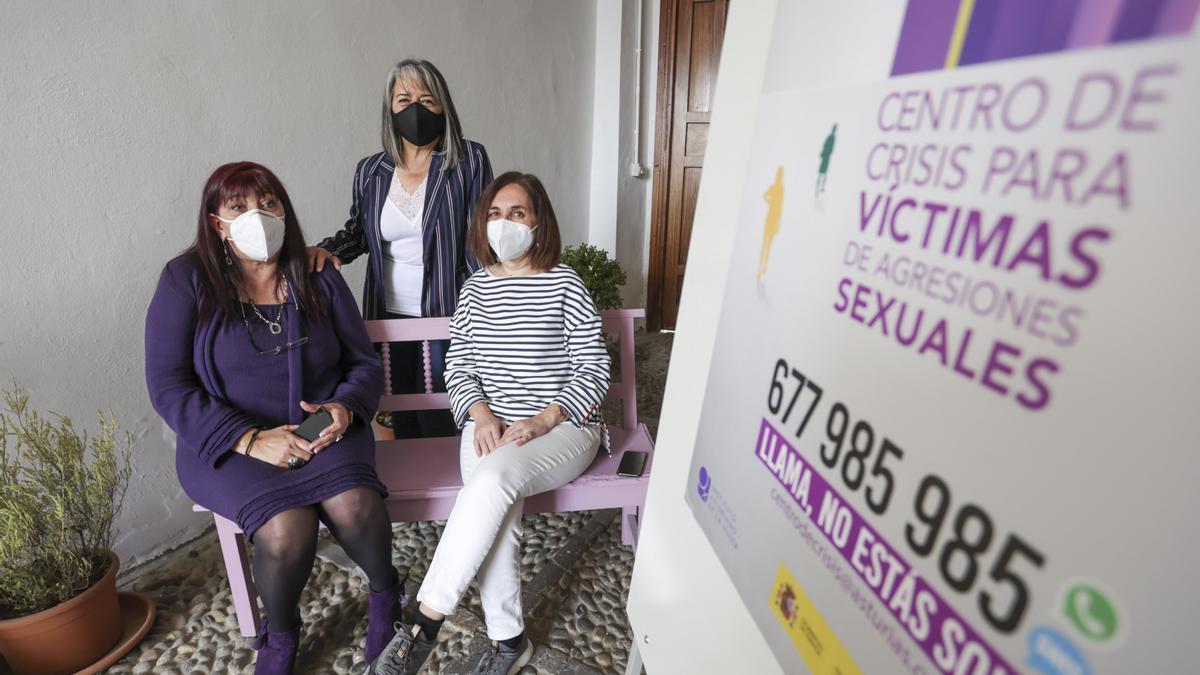 Victoria Carbajal, Manuela Suárez y Ana María González, en el centro de crisis