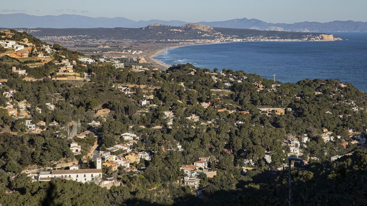 Impacto visual de una de las urbanizaciones de Begur con las islas Medes al fondo.