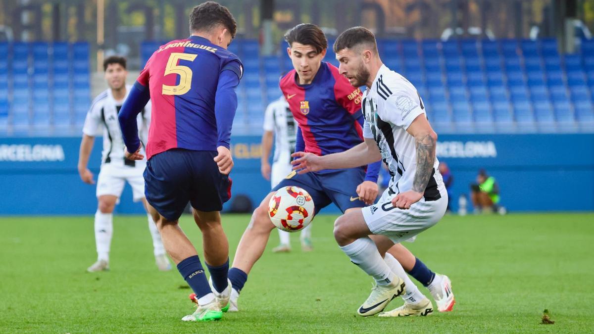 Agüero intenta regatear a Sergi Domínguez y a Toni Fernández durante el último encuentro liguero