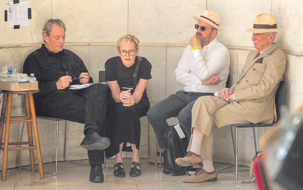 Los escritores Paul Auster, Siri Hustvedt, Colum McCann y Gay Taleses, en un acto de apoyo a Salman Rushdie en Nueva York tras el atentado sufrido por el autor de 'Los versos satánicos'