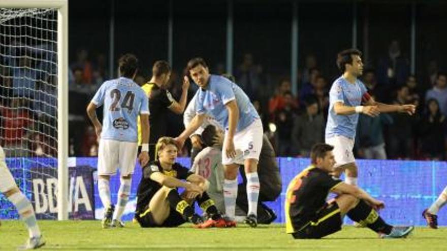 Buena parte de los jugadores del Celta festejan la victoria mientras Túñez consuela a los futbolistas del Zaragoza. // Ricardo Grobas