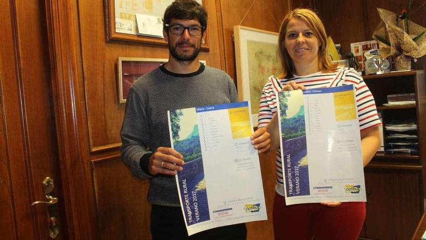 El concejal de Transportes, Carlos Martín, y la concejala de Turismo, Ángeles García, con los carteles que anuncian las rutas.