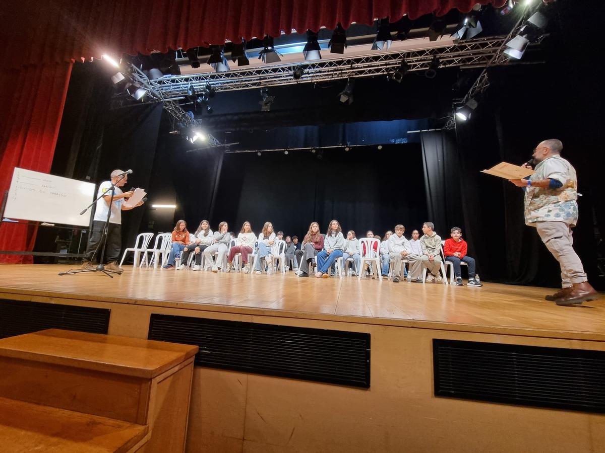 Os regueifeiros facendo de guías na competición dos alumnos.