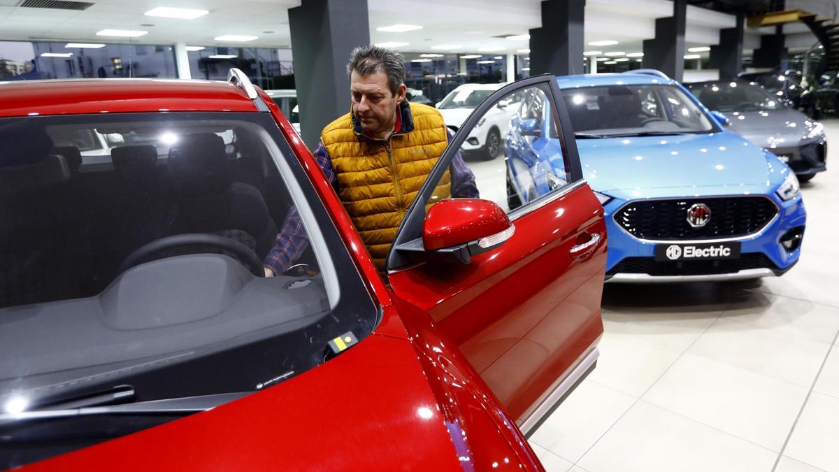 Un cliente se monta en un coche de la marca china MG en el concesionario zaragozano de Ebromotor, situado en la carretera de Logroño.