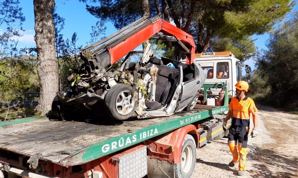 Imágenes del accidente mortal de un joven en la carretera de Ibiza a Santa Eulària