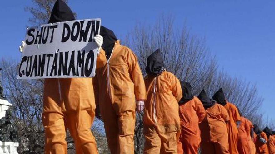 Activistas de Amnistía Internacional piden el cierre de Guantánamo.