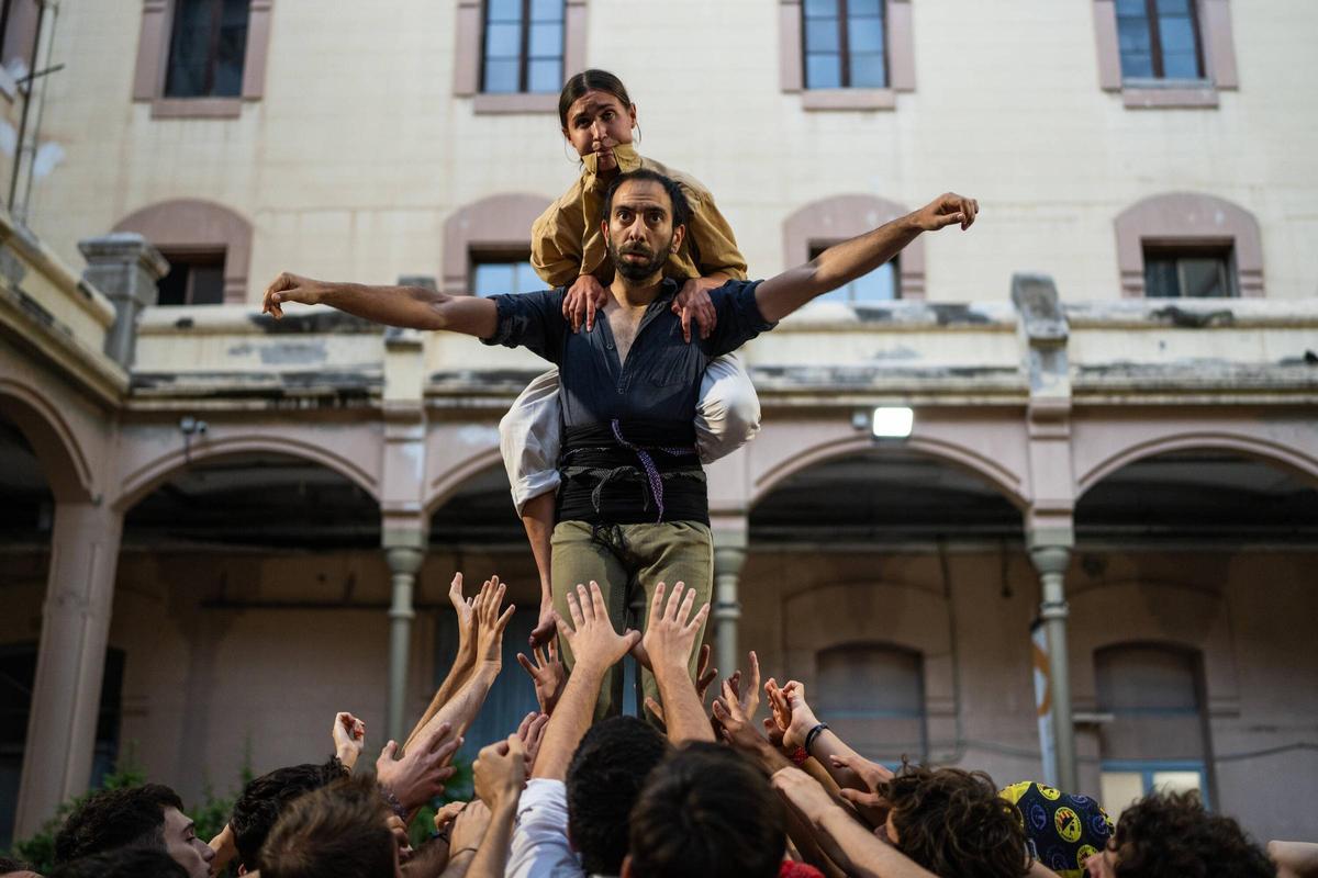 Esquerdats, la colla castellera que ensaya en la Modelo