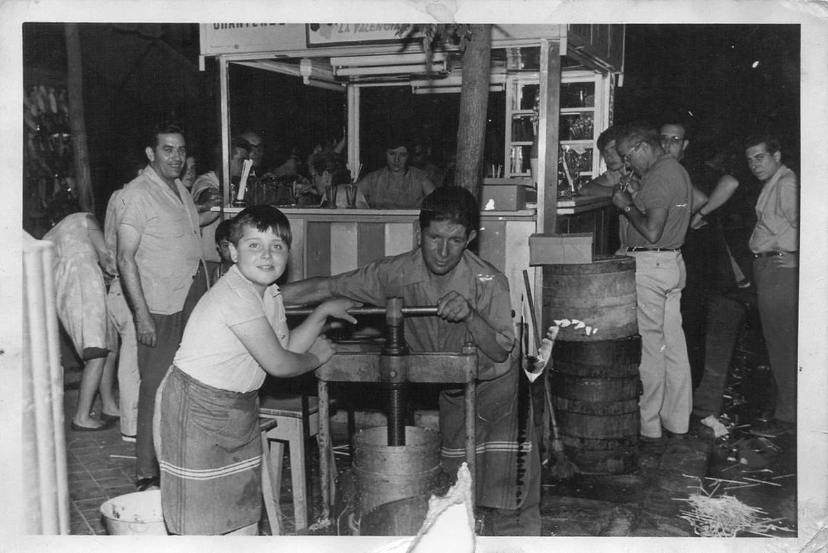 Miguel y Manolo, primo y tío de José Manuel respectivamente, haciendo horchata en el quiosco de la calle Narváez.