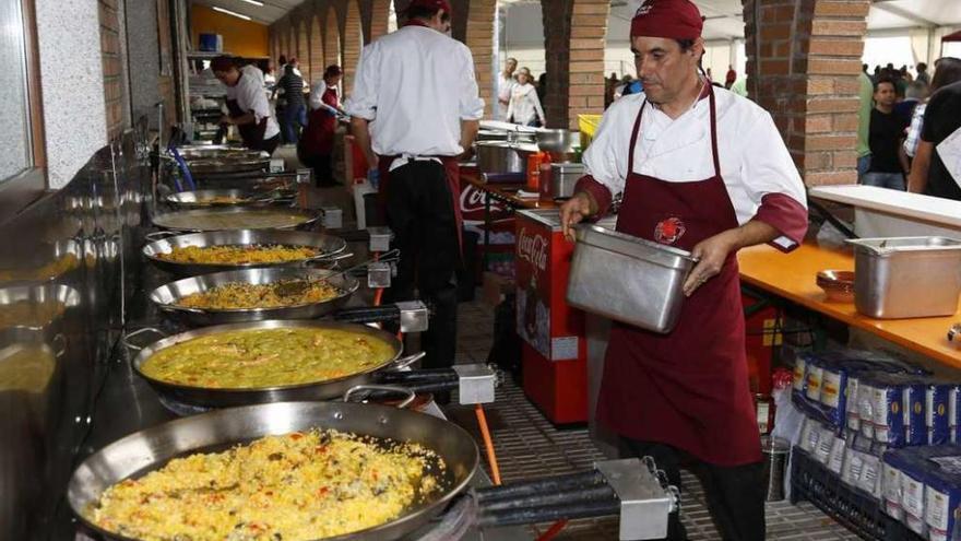 Parados y estudiantes atenderán los puestos de la Festa do Marisco de este año. // Muñiz