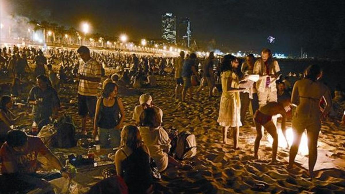 Celebración de la verbena en la playa de la Barceloneta.