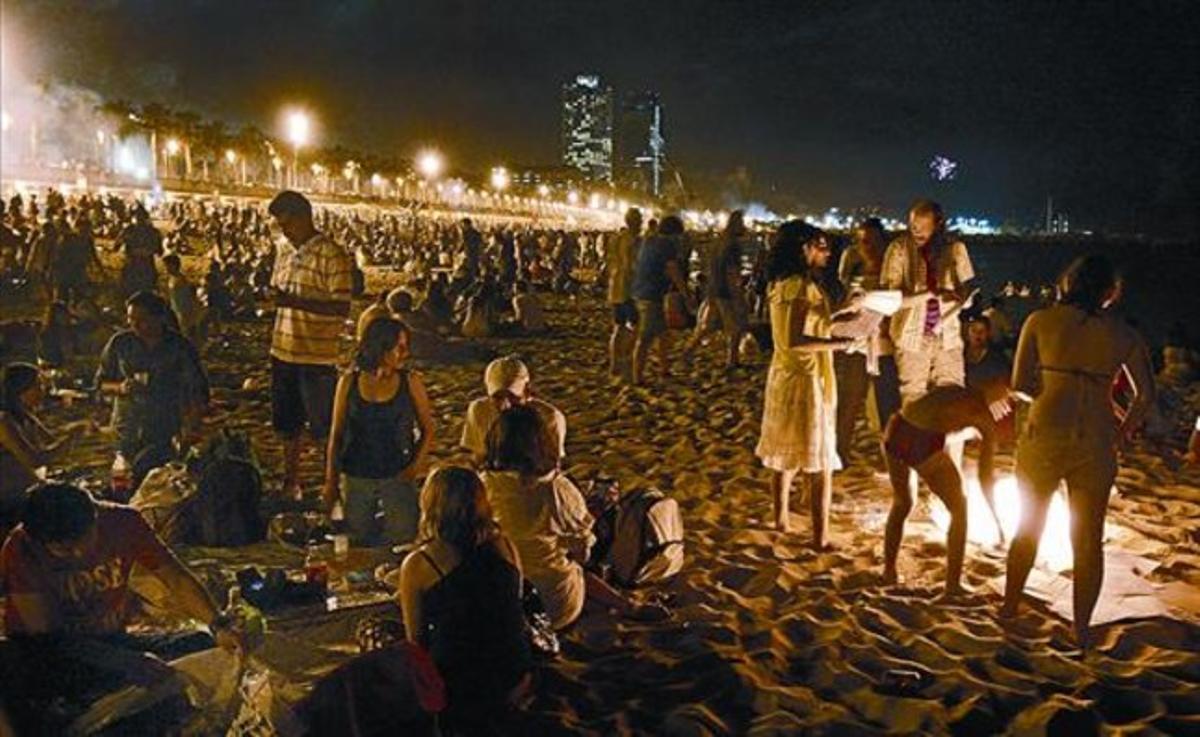 Celebració de la revetlla a la platja de la Barceloneta, diumenge a la matinada.
