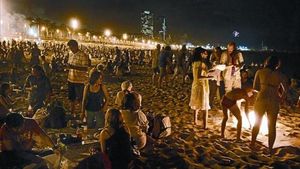 Celebració de la revetlla a la platja de la Barceloneta, diumenge a la matinada.