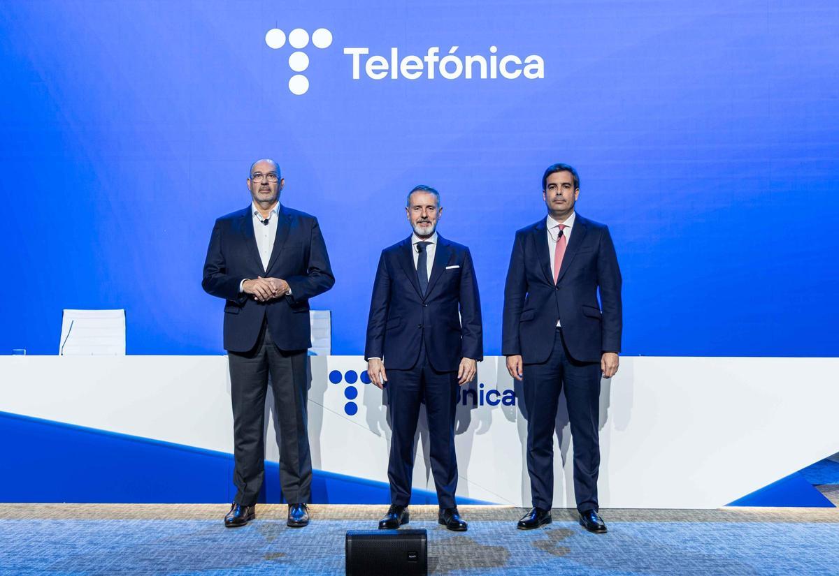 El consejero delegado de Telefónica, Emilio Gayo; el presidente del grupo, Marc Murtra; y el director de Finanzas, Juan Azcue.