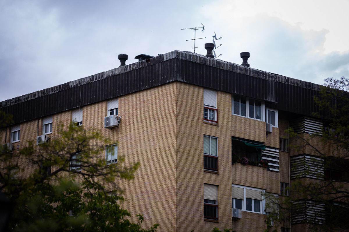 Tejado con amianto en un edificio de viviendas de Orcasitas.