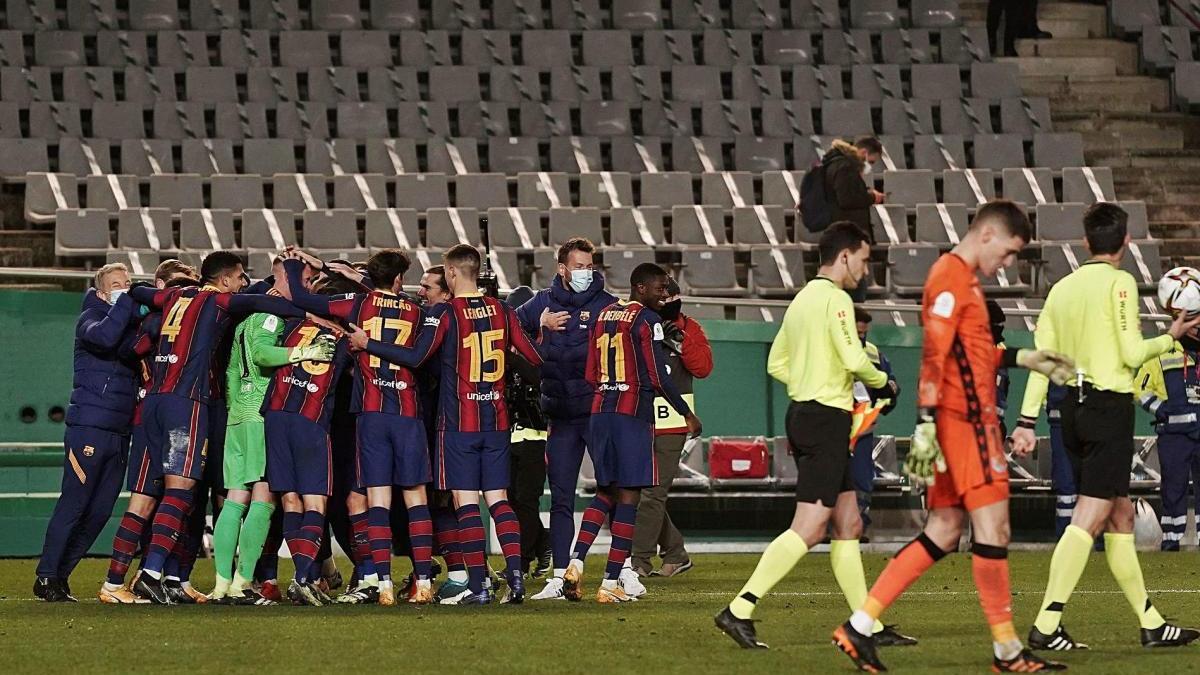 Els jugadors del Barça fan una pinya per felicitar Ter Stegen i celebrar la victòria a la tanda de penals.