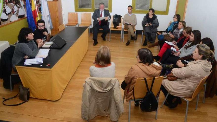La reunión para definir el nuevo Consello se celebró anteanoche en la Casa da Xuventude. // Gonzalo Núñez