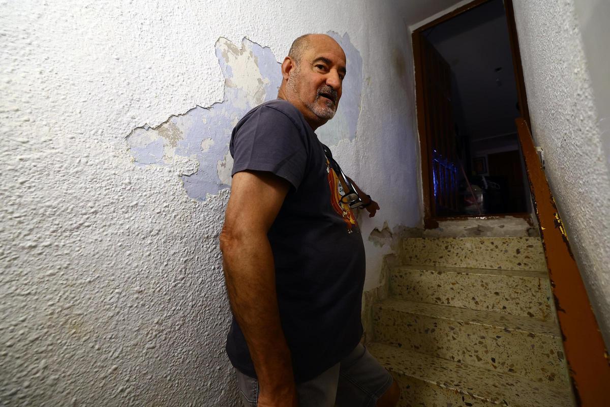 El entorno de la casa de Pedro durante la riada y un año después.