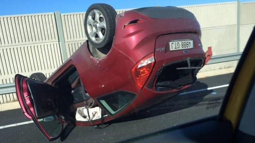 Dos ferits després de bolcar amb el cotxe a l&#039;A-2 a Caldes