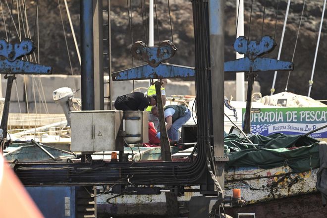 Un cayuco vuelca al llegar al puerto de La Restinga (El Hierro)