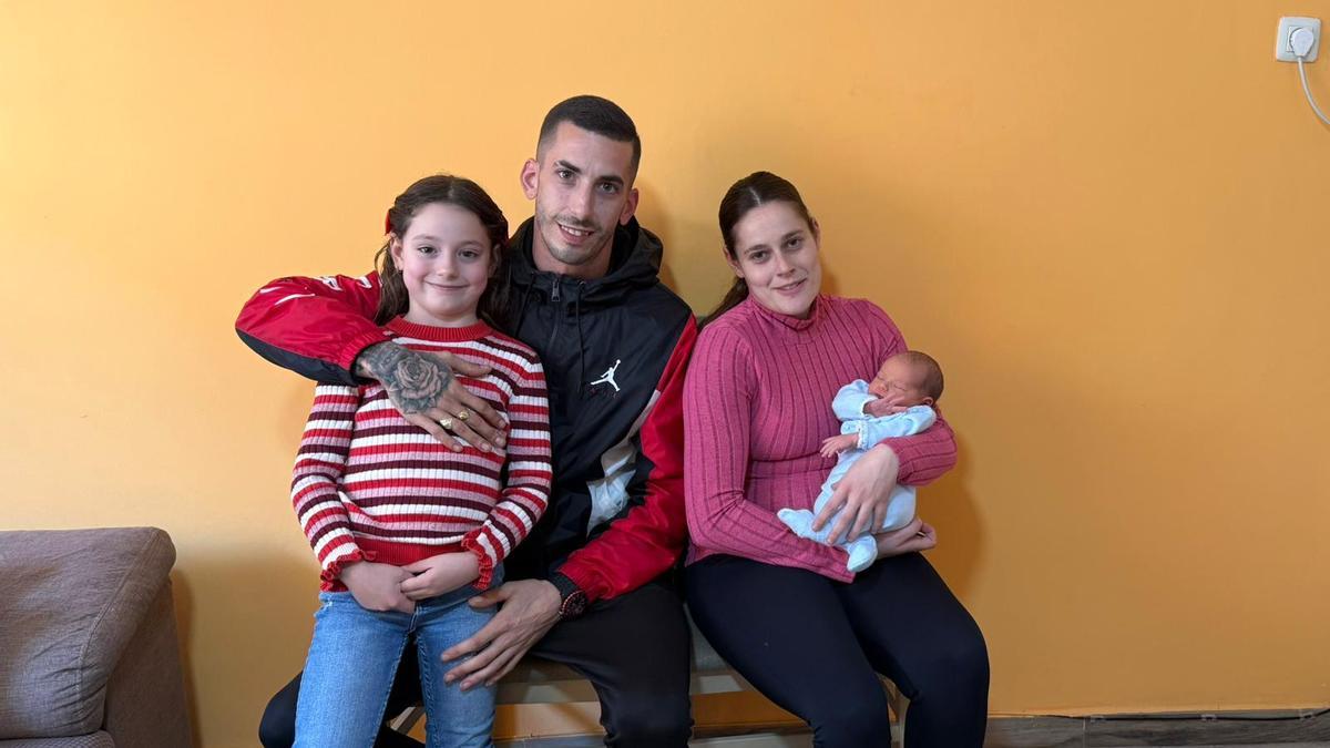 Brayan, el último bebé nacido en 2025 en Plasencia, con su familia.