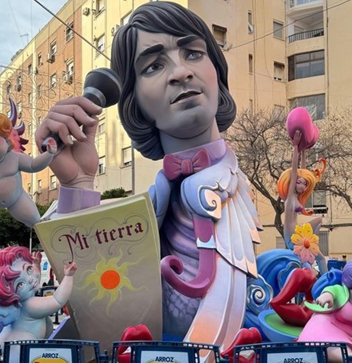 Nino Bravo en las Fallas: un beso y muchos ninots