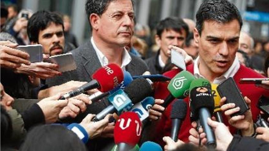 Sánchez atén els mitjans davant l&#039;atenta mirada de Besteiro durant la seva visita de dijous a Galícia.