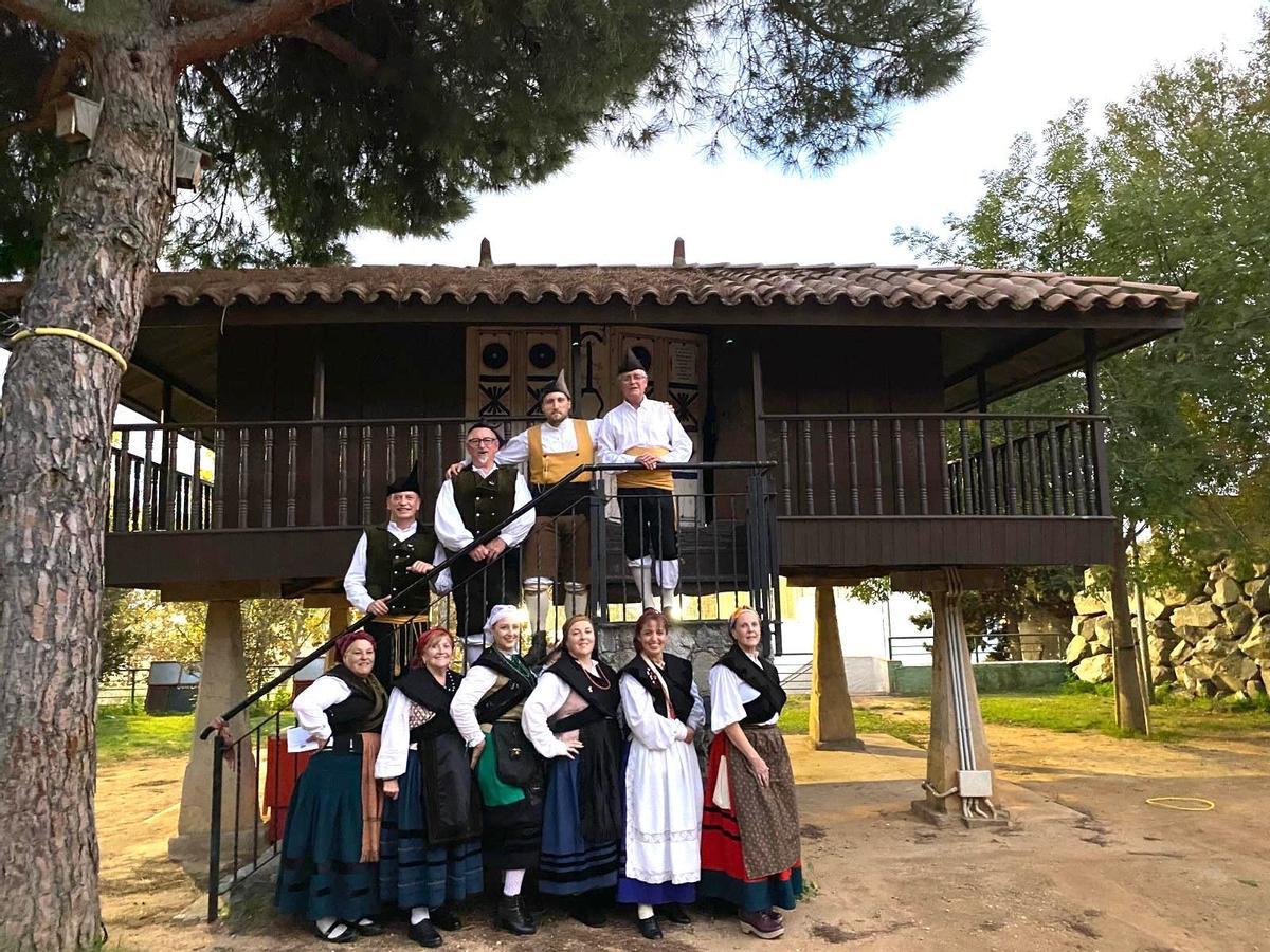 Integrantes del grupo "El Orbayu"