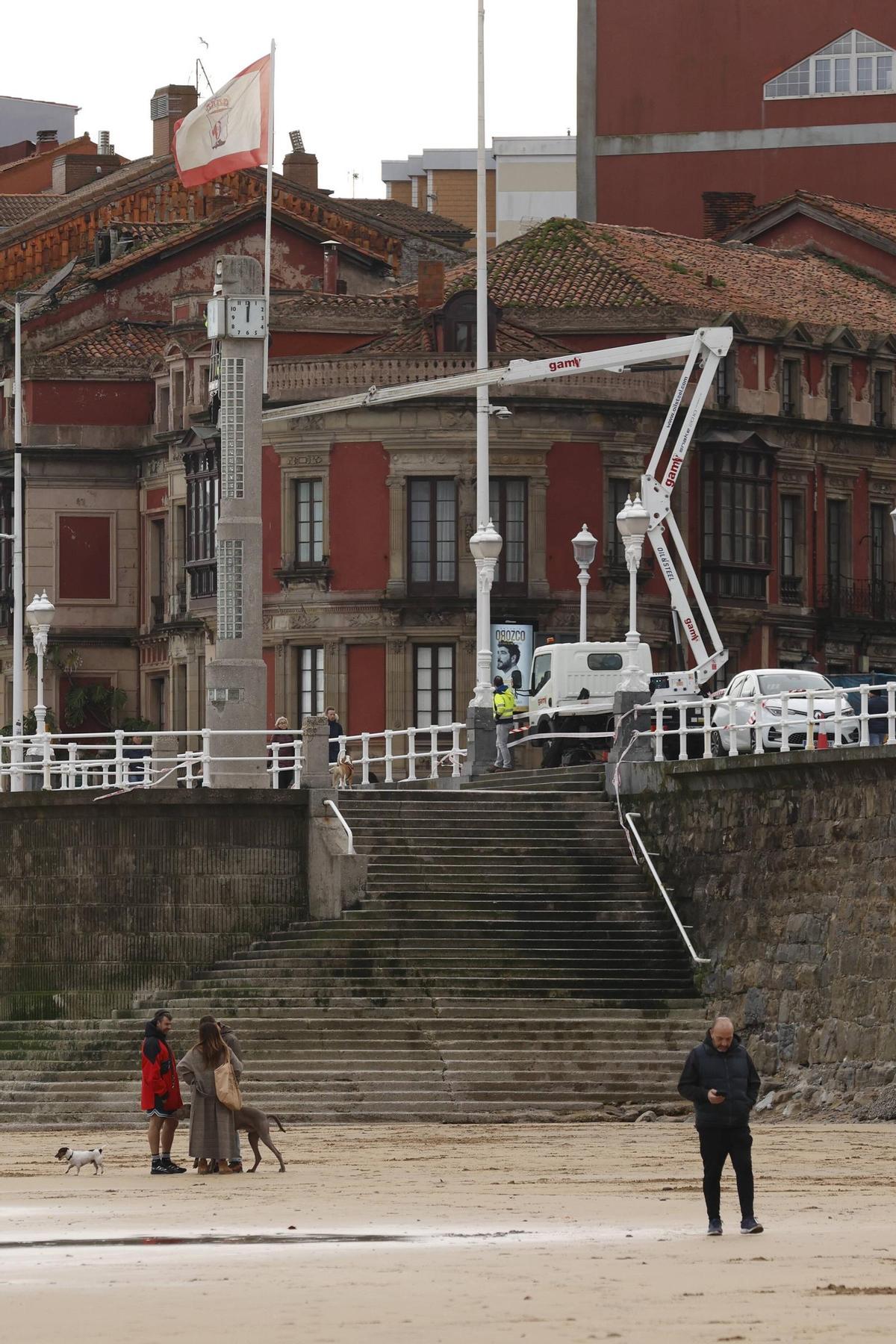Los trabajos para arreglar el reloj de la Escalerona, en imágenes