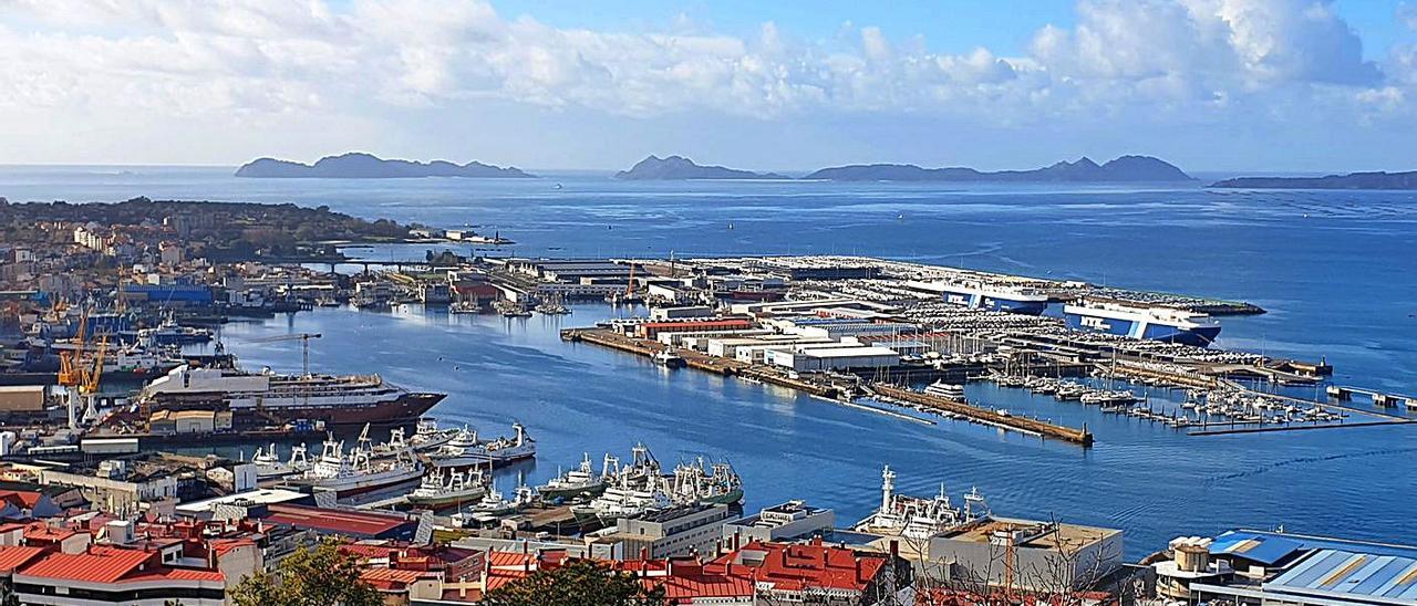 Vista panorámica del puerto de Vigo, con las islas Cíes al fondo de la ría. | MARTA G. BREA